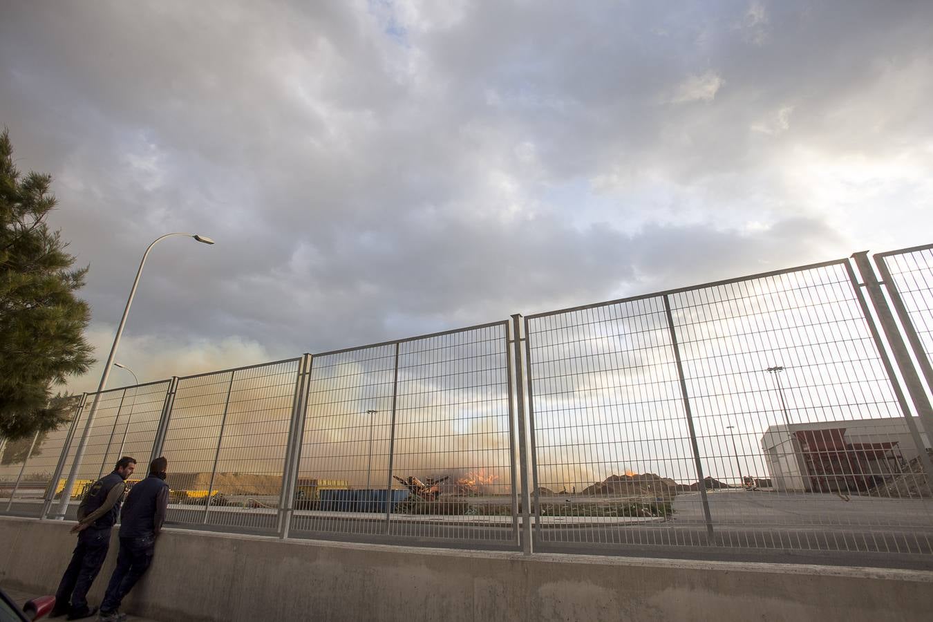 Intentan controlar un fuego en el interior de la dársena del Puerto de Motril