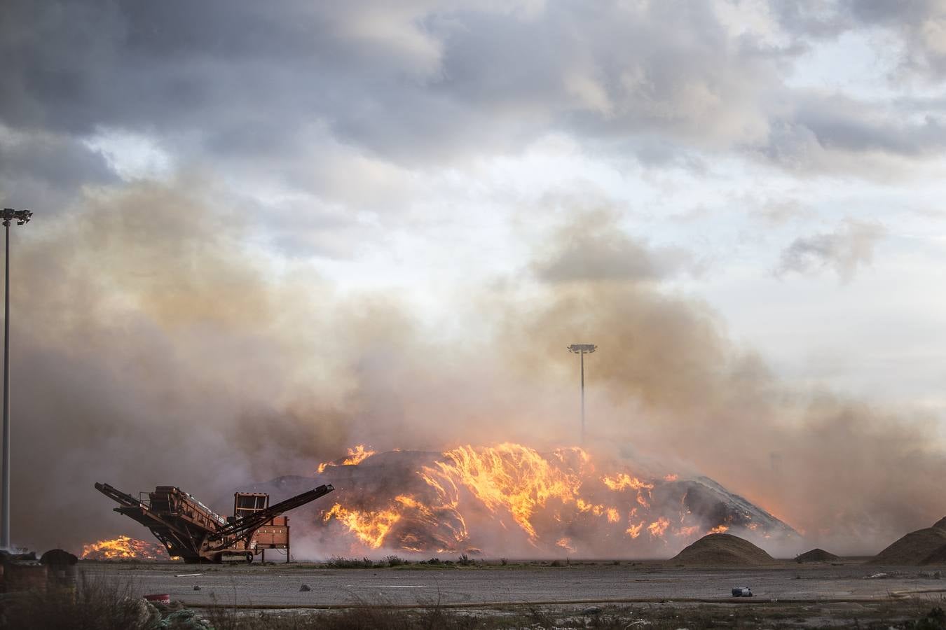 Intentan controlar un fuego en el interior de la dársena del Puerto de Motril