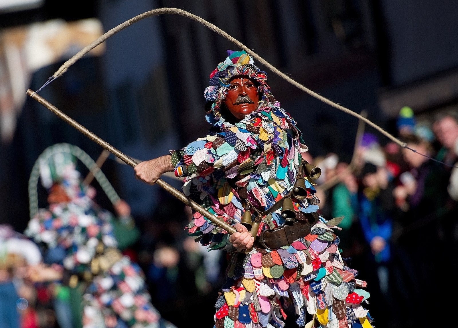 Un hombre disfrazado durante un desfile de carnaval en Mittenwald, el sur de Alemania.