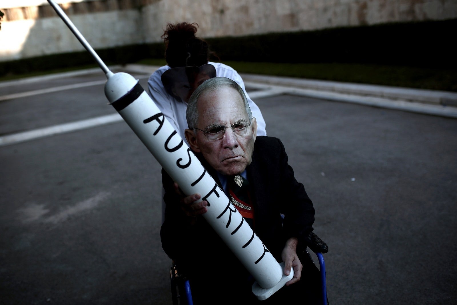 Un manifestante con una máscara que representa el ministro de Finanzas alemán, Wolfgang Schaeuble.