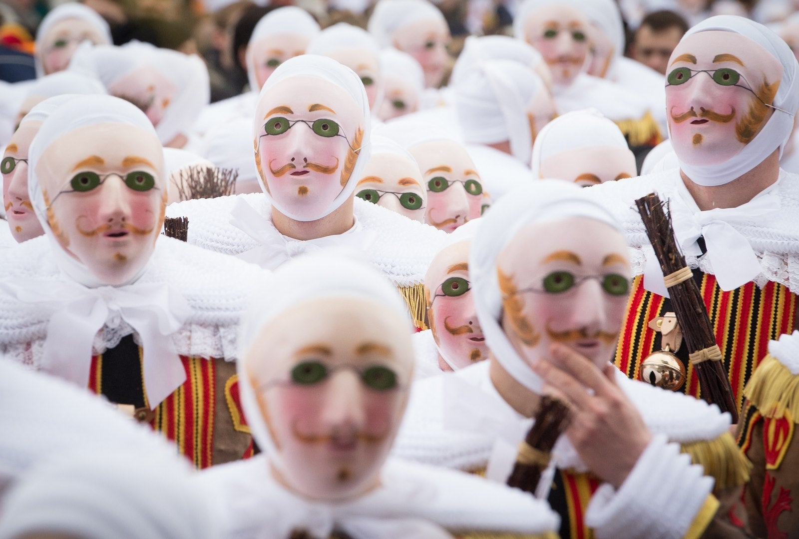 Desfile de carnaval en las calles de Binche.