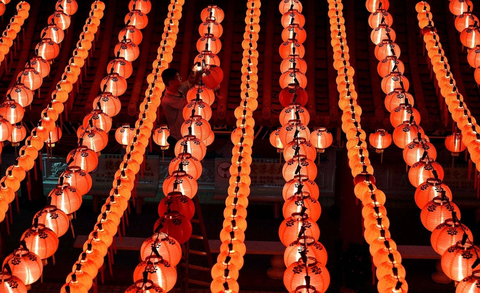 Un trabajador corrige faroles antes de las celebraciones del Año Nuevo Lunar chino en el templo de Thean Hou en Kuala Lumpur.