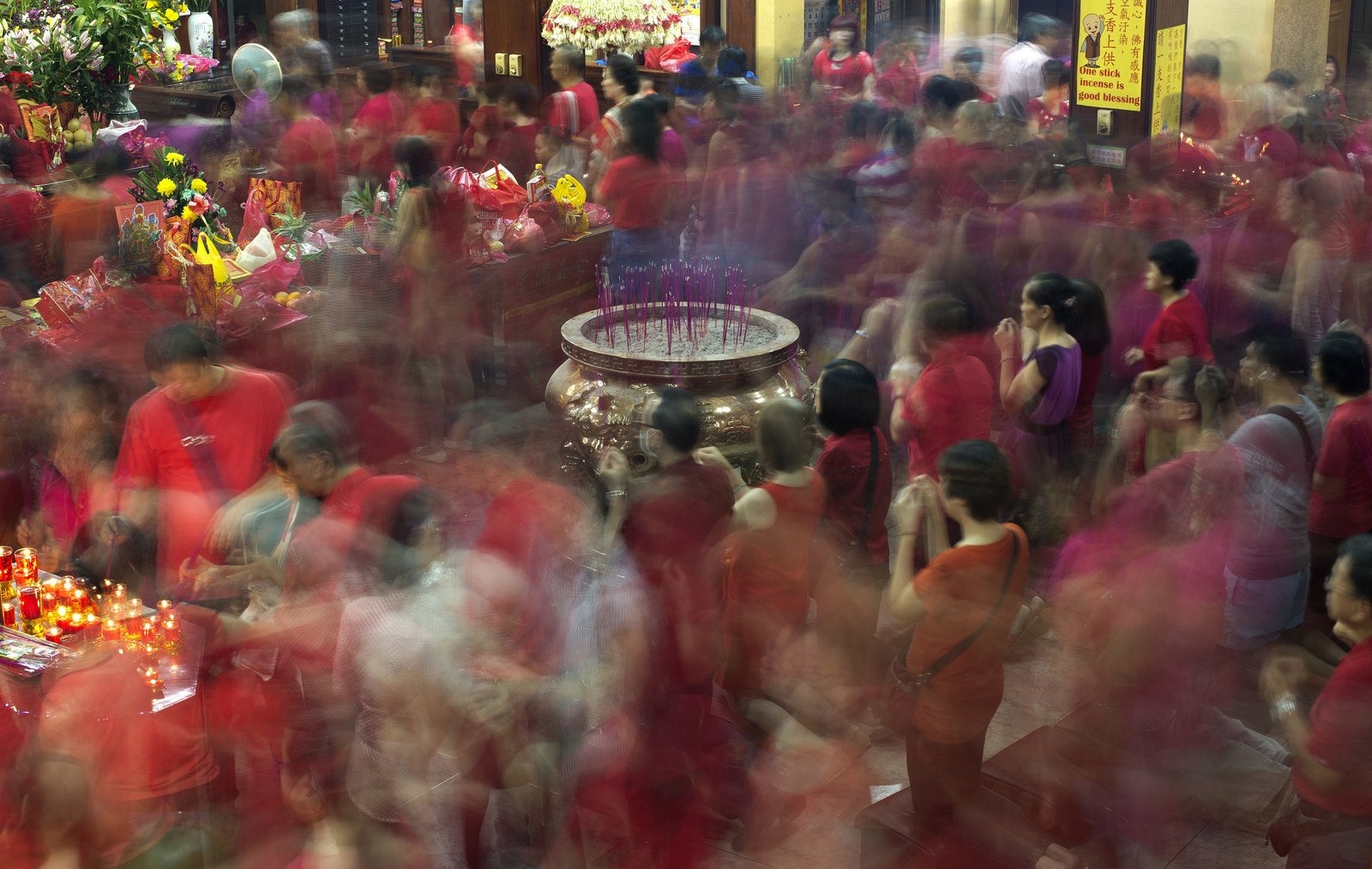 Chinos-filipinos rezan en el Templo Seng Guan.