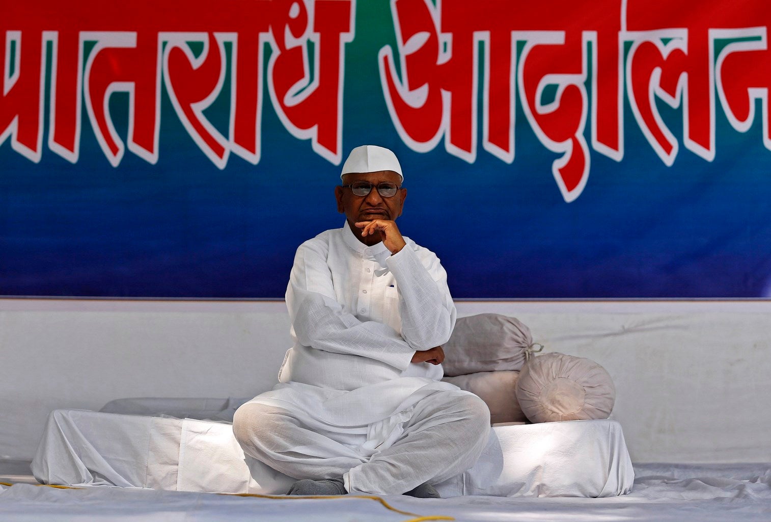 El veterano activista indio Anna Hazare asiste a una sentada de protesta en Nueva Delhi.
