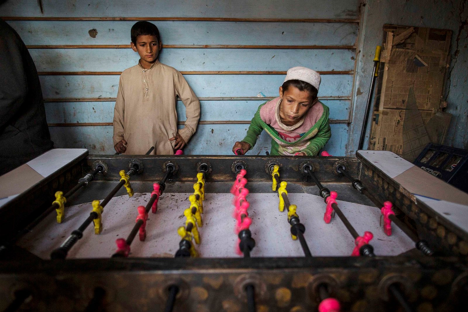 Un niño juega al futbolín en un barrio pobre en las afueras de Islamabad.