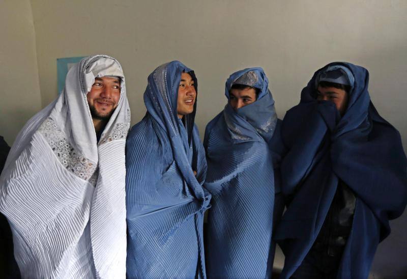 Hombres afganos marchan con burka por Kabul en defensa de los derechos de las mujeres