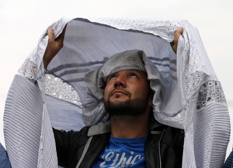 Hombres afganos marchan con burka por Kabul en defensa de los derechos de las mujeres