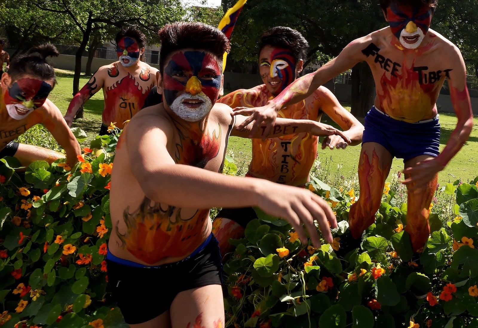 Manifestantes tibetanos exiliados corren hacia la embajada de China durante una protesta en la capital india de Nueva Delhi.