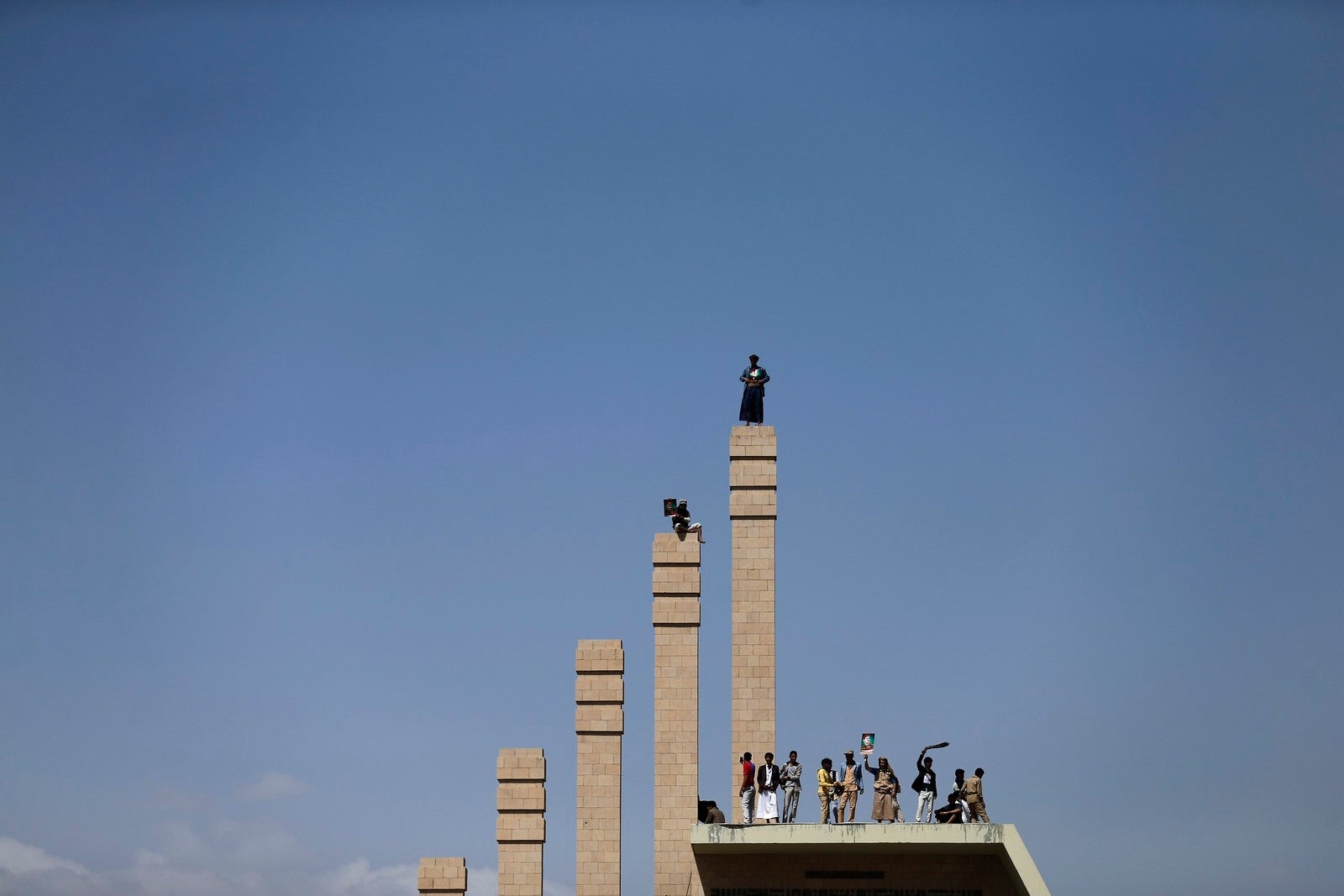 Los partidarios de Ahmed Ali Abdullah Saleh, de pie en el monumento del Soldado Desconocido, durante una manifestación para exigir a las elecciones presidenciales se celebrarán en Saná.