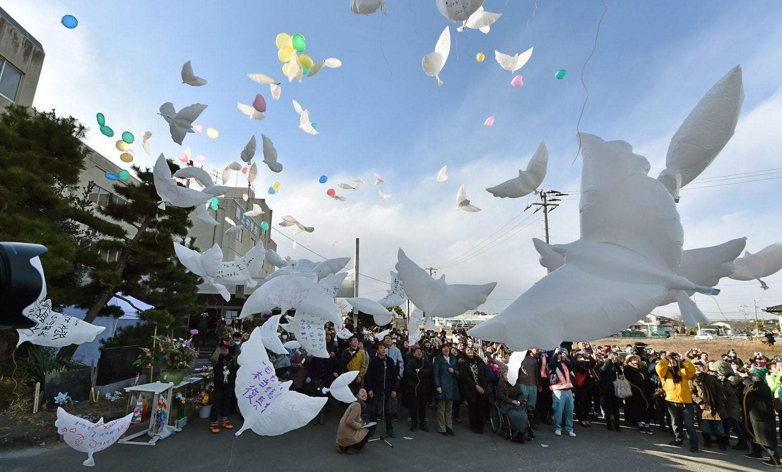 Ceremonia en memoria de las víctimas del tsunami en la antigua escuela de secundaria Yuriage en Natori, prefectura de Miyagi, Japón.