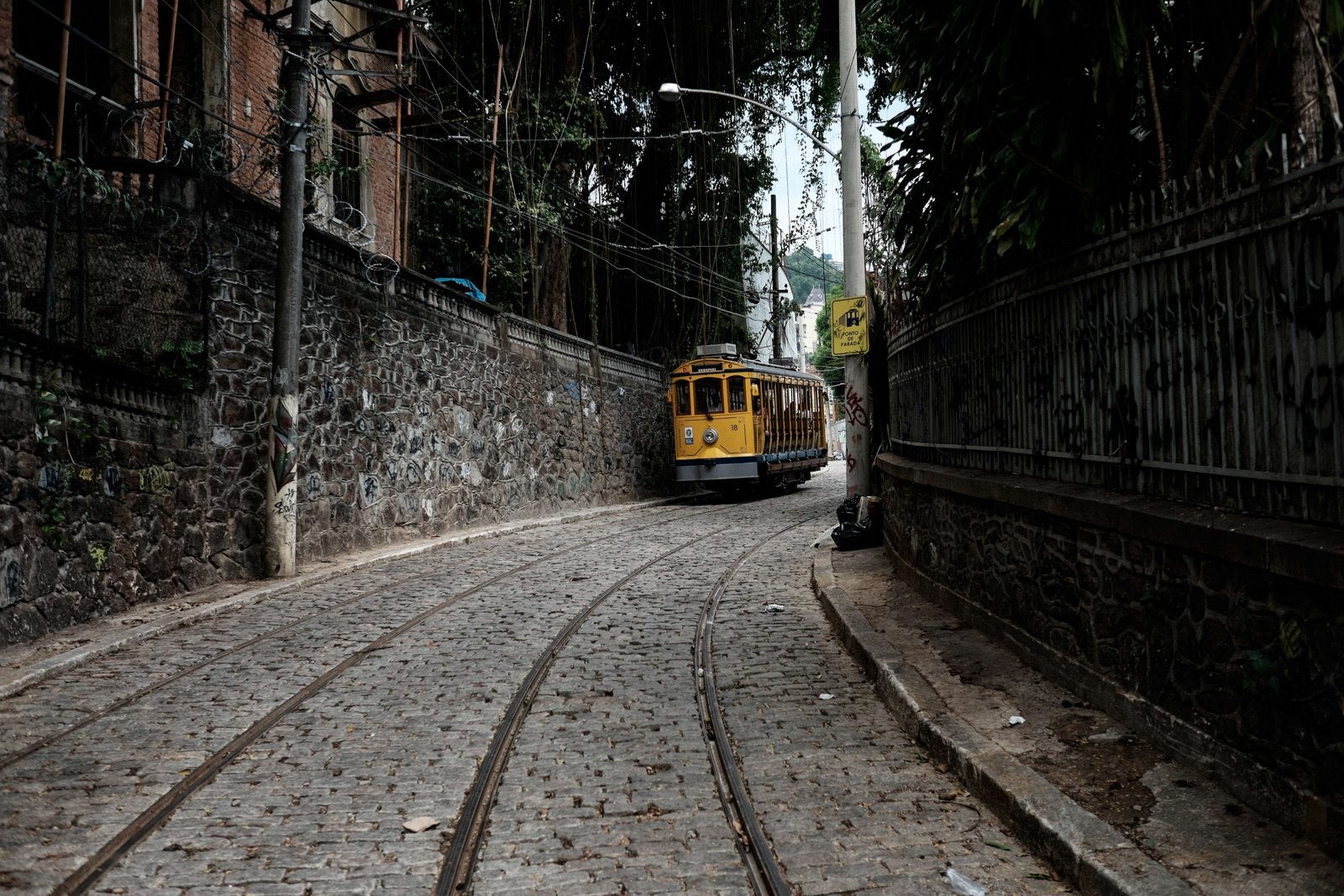 El histórico tranvía "bonde" renovado sigue en pruebas en Río de Janeiro. El servicio de tranvía había sido suspendido tras la muerte de cinco pasajeros en un accidente causado por el fracaso del sistema de frenado