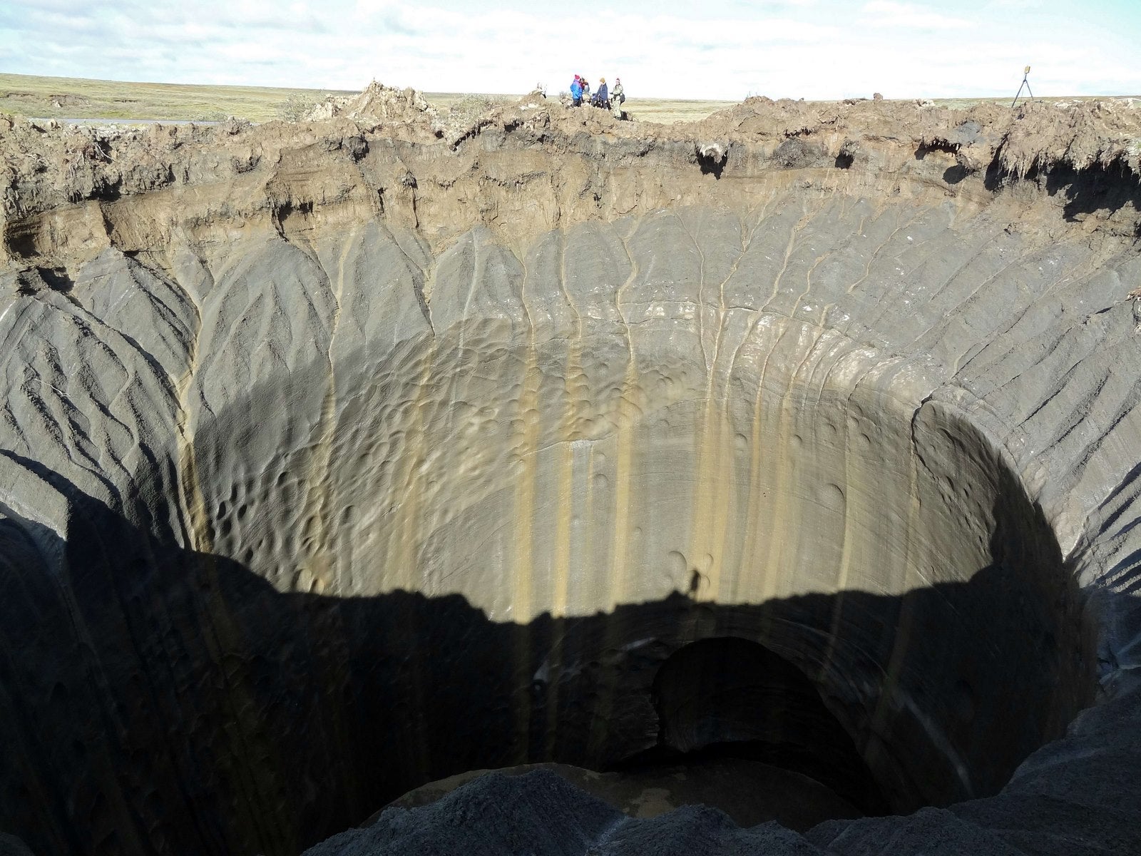 Una vista general muestra un cráter en la península de Yamal, en el norte de Siberia. Los científicos rusos han descubierto ahora siete cráteres gigantes en la remota Siberia.