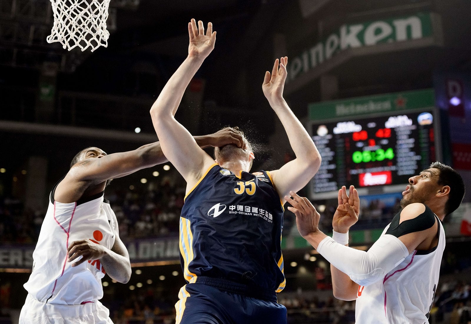 Kelvin Ríos (L) golpea a Jannik Freese en la boca