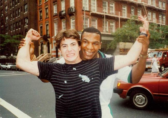 Robert Downey Jr. posando con Mike Tyson, amigo de su padre (década de 1980). 