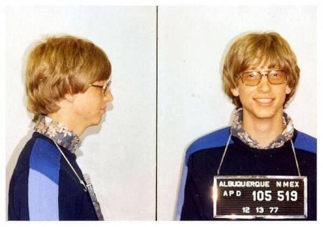 Bill Gates, arrestado por conducir sin carnet (1977). 