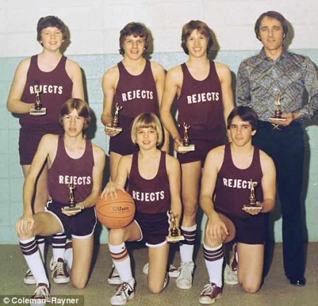 Brad Pitt (en el centro de la primera fila) con su equipo de baloncesto Cherokee Rejects en el colegio (1977). 