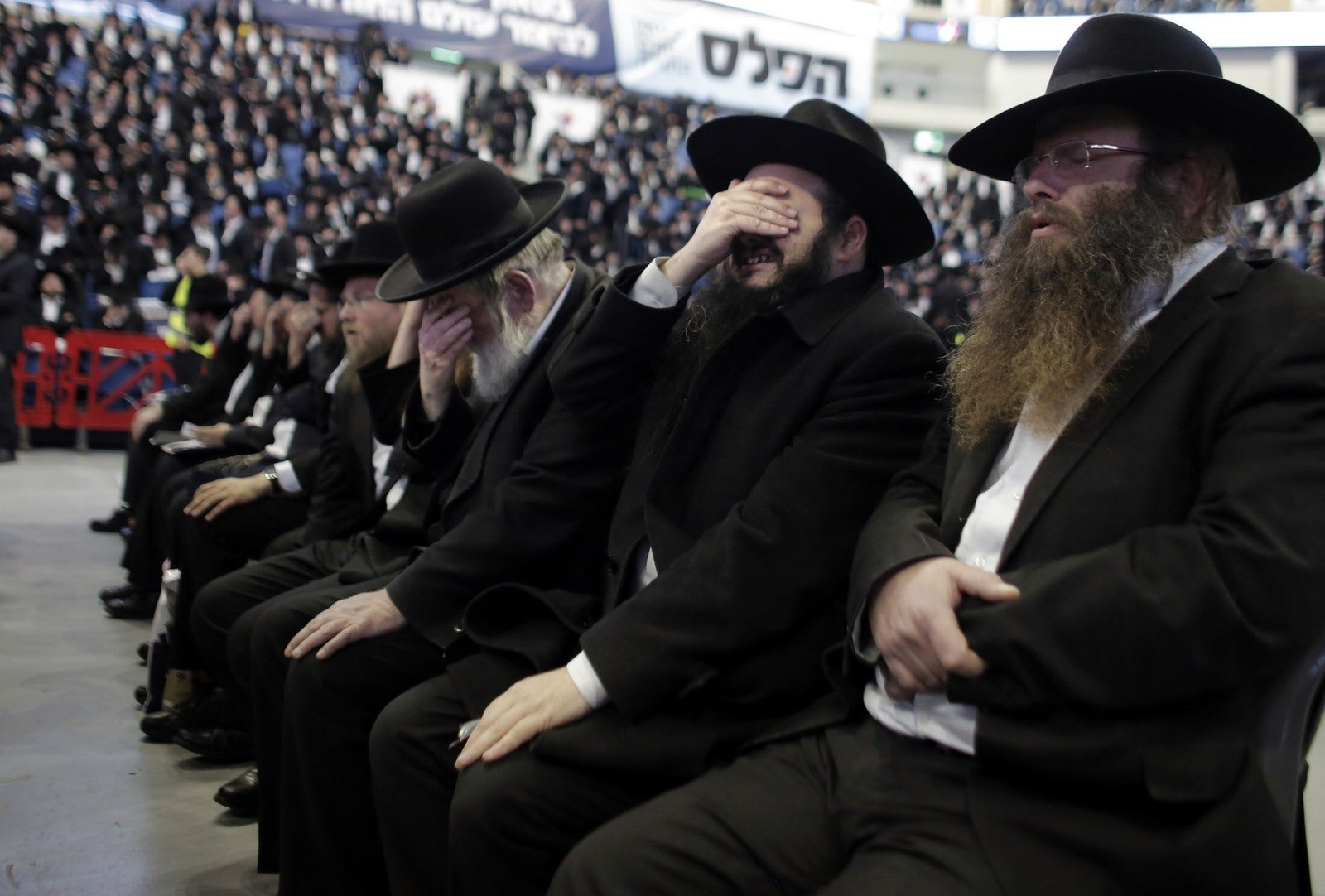 Miles de ultraortodoxos Judios Ashkenazi se reúnen en un estadio deportivo en Jerusalén en una demostración de fuerza a menos de dos días de las elecciones generales.
