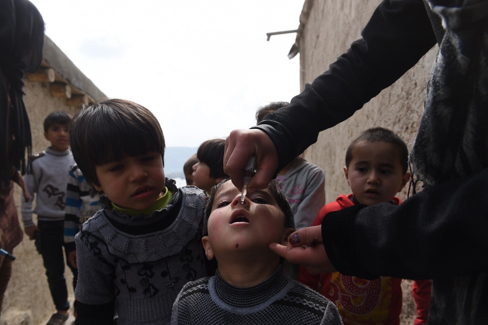 Un trabajador de salud afgano administra la vacuna contra la poliomielitis a un niño en el segundo día de la campaña de vacunacion en Afganistán.