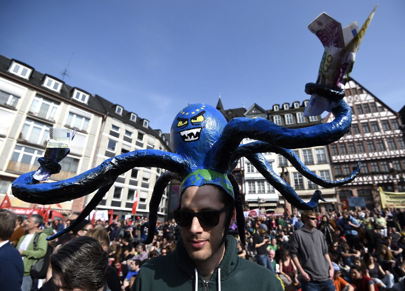 Un manifestante lleva un sombrero de un pulpo durante la protesta en la jornada inaugural del Banco Central Europeo (BCE) .