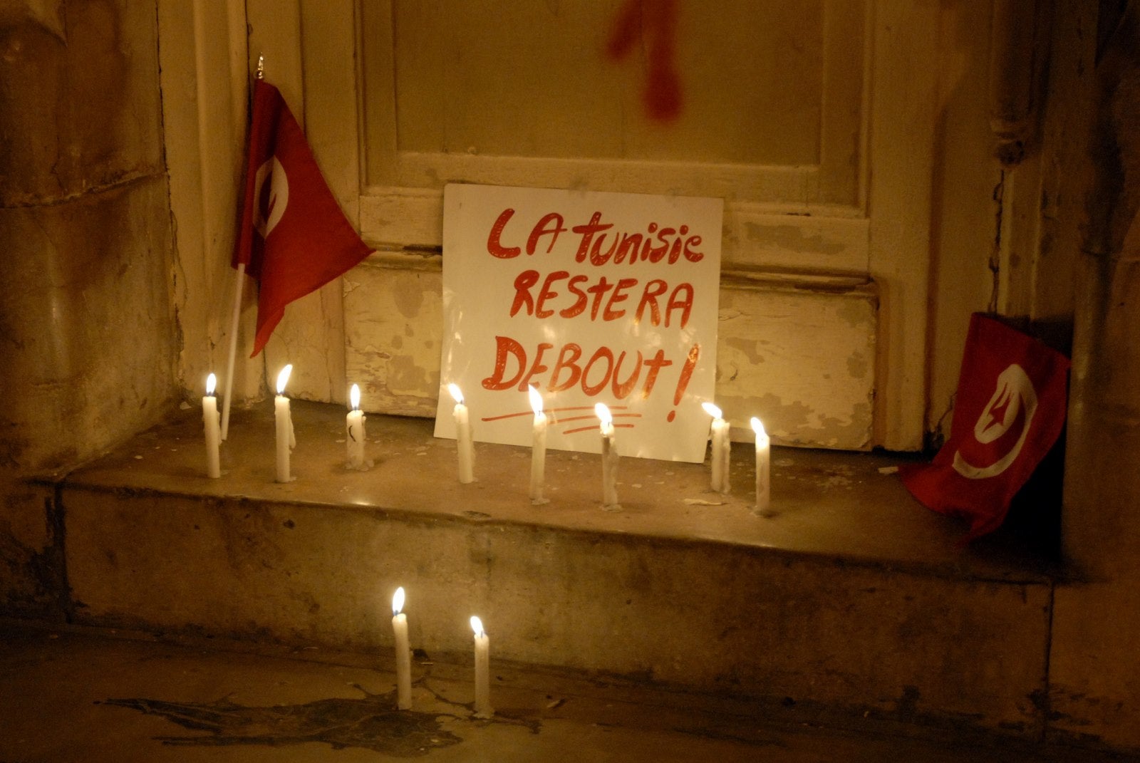 Uun cartel en francés "Túnez permanecerá de pie" durante un mitin organizado unas pocas horas después del ataque contra el Museo Nacional del Bardo en Túnez.