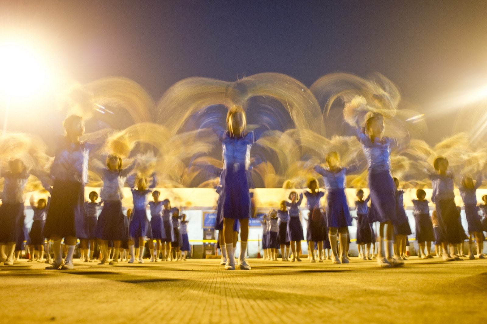 Estudiantes de Myanmar dan la bienvenida al Impulso Solar 2 en el aeropuerto internacional de Mandalay.