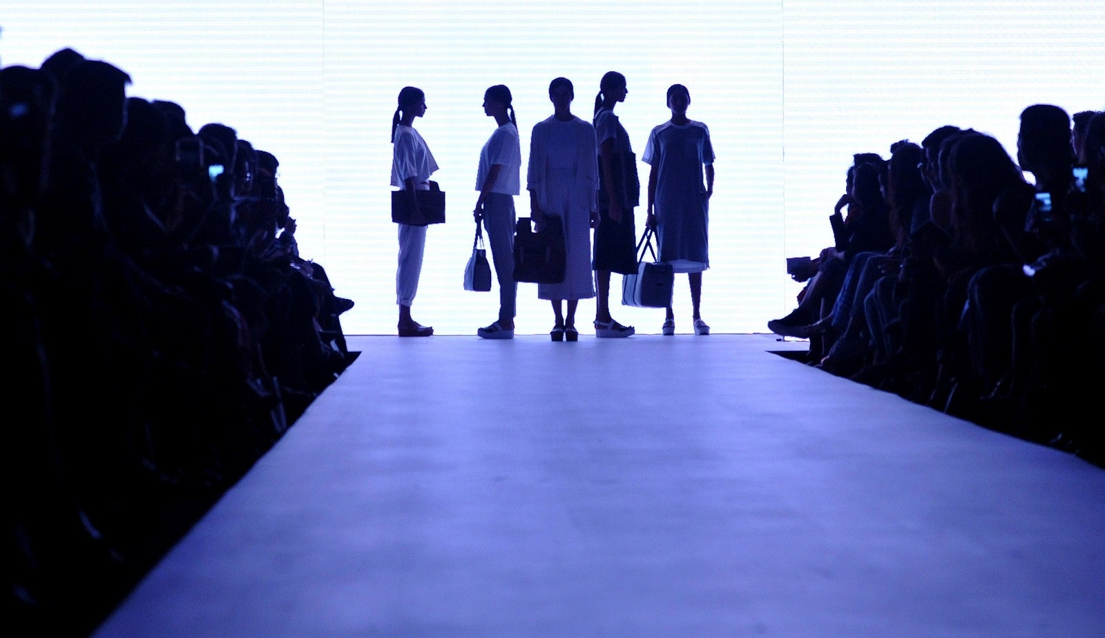 Modelos exhiben creaciones del diseñador Plaza Loop en la tercera jornada de la Semana de la Moda Lakme (LFW).