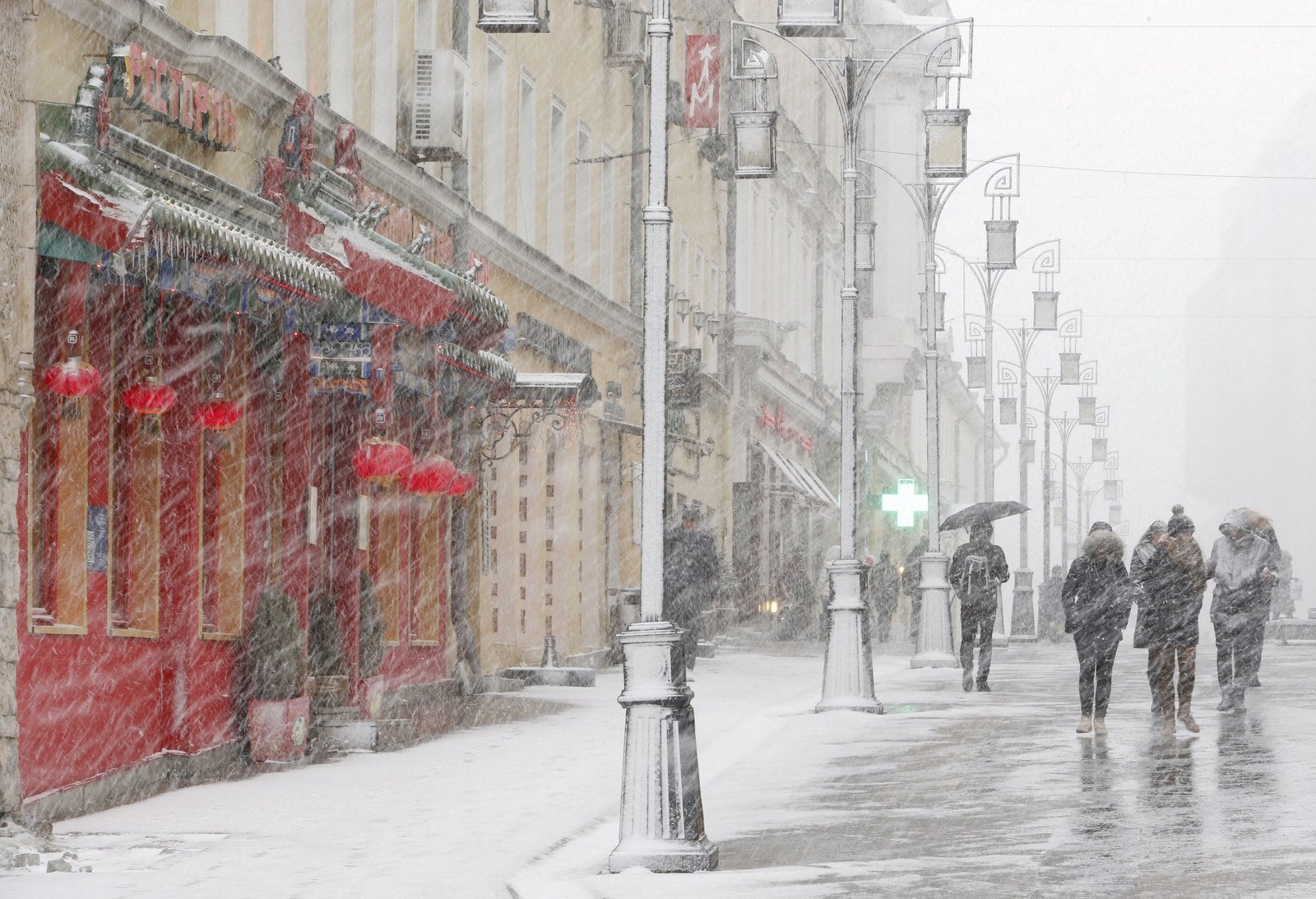 La gente camina durante una fuerte nevada en el centro de Moscú.