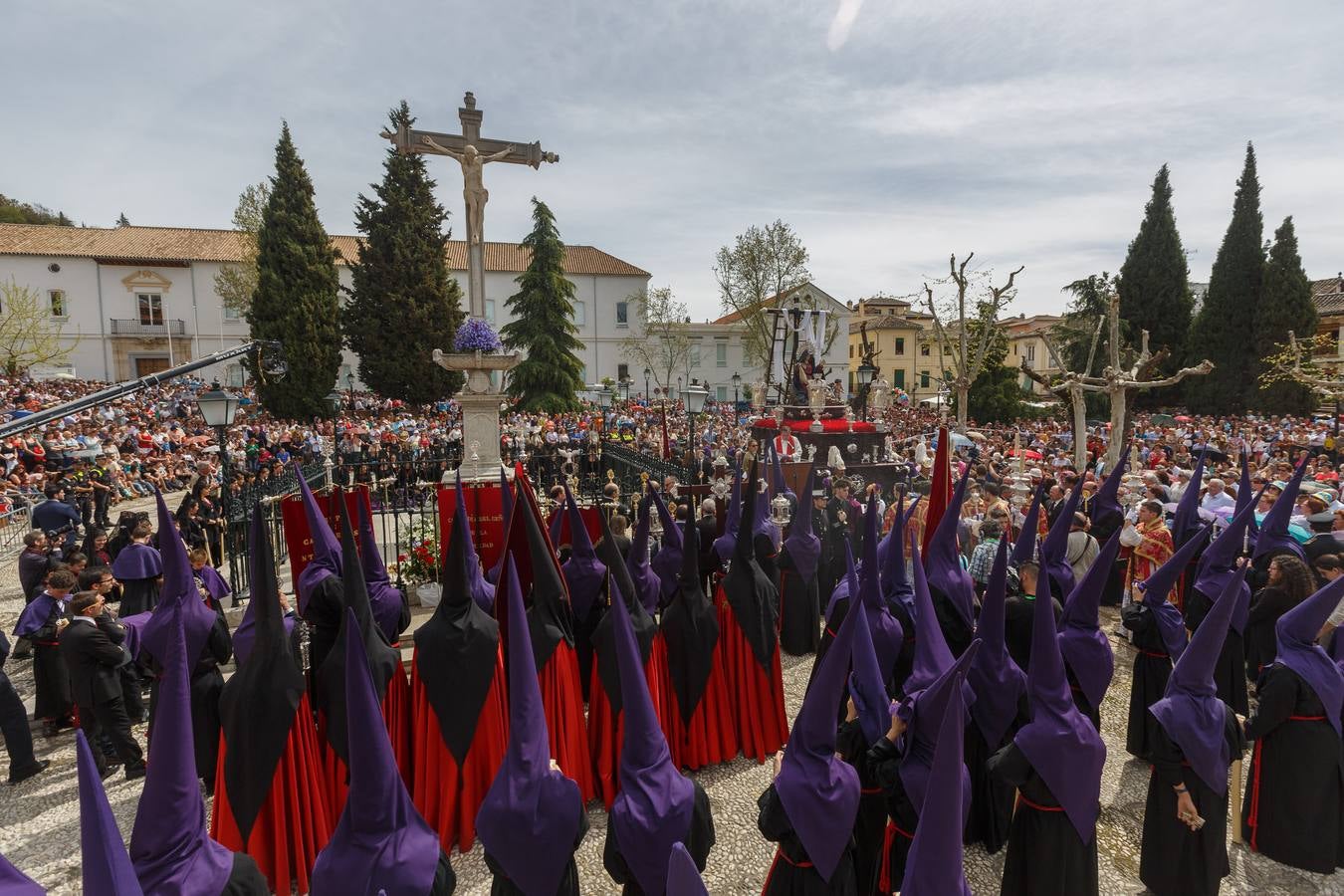 Miles de personas rezan por las tres gracias del Cristo de Favores de Granada