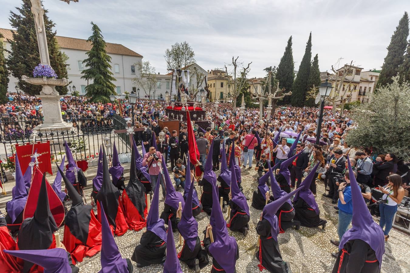 Miles de personas rezan por las tres gracias del Cristo de Favores de Granada