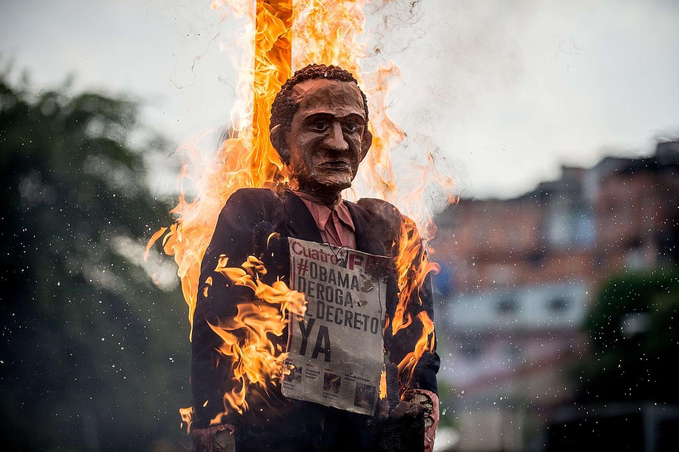 Un muñeco del presidente estadounidense, Barack Obama leyendo "Obama abolir el decreto ahora".