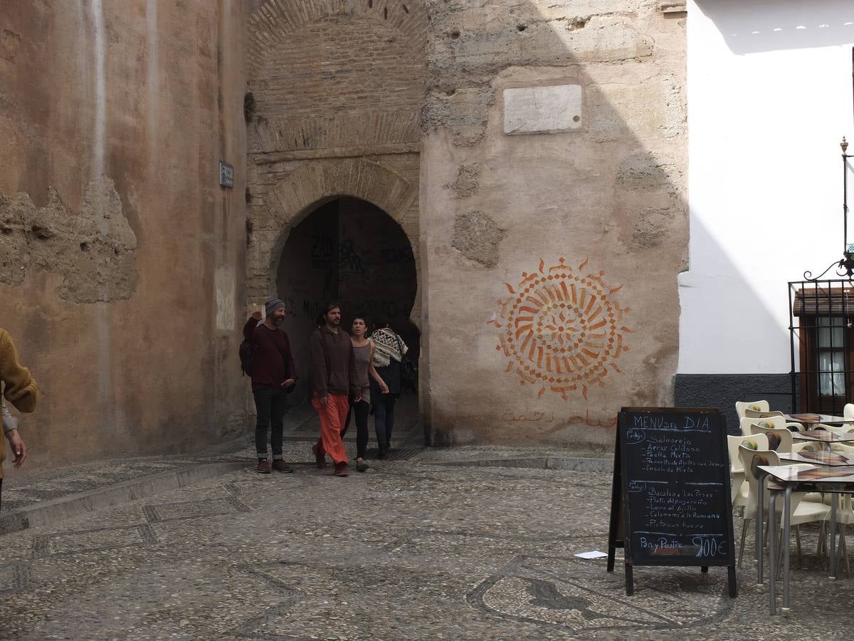 Nuevos grafitis en el Arco de las Pesas y Plaza Larga