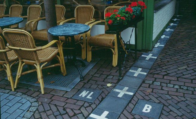 HOLANDA Y BÉLGICA. Baarle es una ciudad dividida en la parte holandesa (Baarle-Nassau) y la parte belga (Baarle-Hertog). Su distribución es tan confusa que hay incluso casas y restaurantes que tienen una parte en Bélgica y otra en Holanda.
