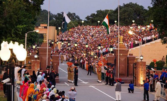 INDIA Y PAKISTÁN. Wagah es un pequeño pueblo que se encuentra atravesado por la Línea de Radcliffe, la frontera entre India y Pakistán. Cada día, al atardecer, se lleva a cabo en este lugar un ritual consistente en bajar las banderas y cerrar la frontera entre ambos países.