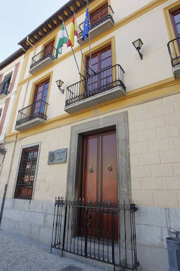 Santa Teresa fue beatificada en 1614 , canonizada en 1622, Doctora de la Iglesia desde 1970 y, entre otros muchos patronazgos es Patrona de los Abogados Españoles. El Colegio de Abogados de Granada celebra su festividad cada día 15 de octubre, mediante unos actos revitalizados por Miguel García Batlle en los años cuarenta del s. XX. En la sede del Colegio se muestra un espléndido lienzo de la santa con el escudo colegial en el marco. Además Teresa de Jesús también es patrona de los jugadores de ajedrez, pues en el cap. 16 de su Camino de Perfección elogia este juego.