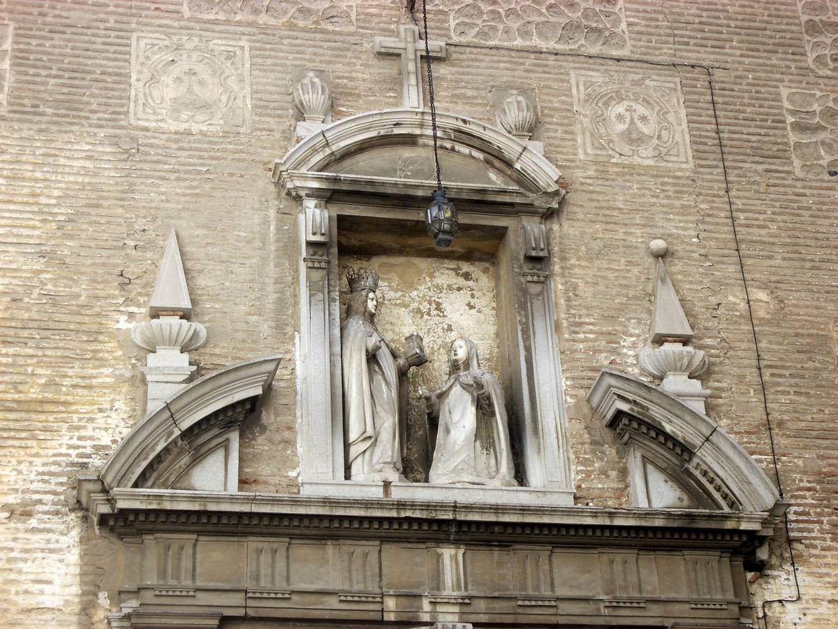 En 1584 las ‘hijas de Santa Teresa’, fallecida ya la reformadora, adquirieron la casa granadina del Gran Capitán, en la que el héroe había muerto el mismo año 1515 en que nacía Teresa. En ese lugar permanece el convento de San José de Descalzas, decimoséptimo de la descalcez, cuyo nuevo edificio fue inaugurado en abril de 1629 y que conserva, a través de los siglos, el espíritu, la sencillez y la espiritualidad del carmen descalzo, junto a notables obras de arte en las que Teresa es la protagonista. En su portada lateral hay un conjunto escultórico en el que Teresa, arrodillada, recibe de manos de la Virgen del Carmen, coronada de reina, una maqueta de iglesia, atributo de Fundadora.