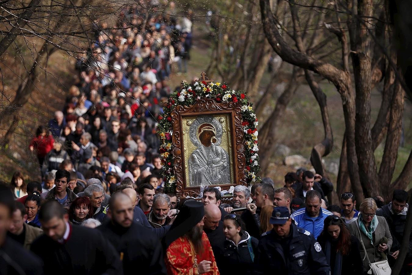 Los cristianos ortodoxos orientales llevan un icono de la Virgen María durante un desfile marcado Pascua, cerca del monasterio Bachkovo.