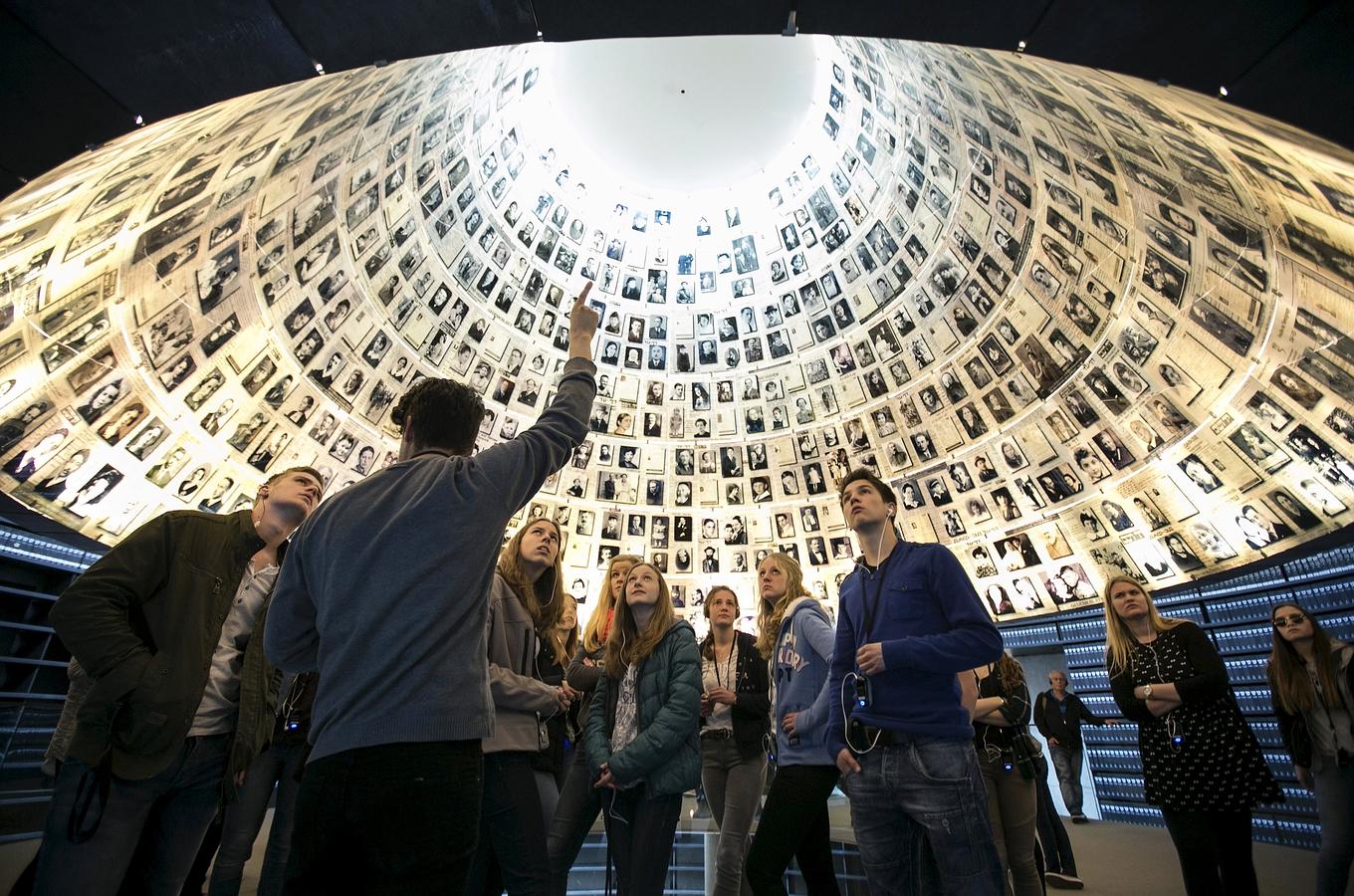 Los estudiantes procedentes de Alemania visitan la Sala de los Nombres en Museo Histórico del Holocausto de Yad Vashem en Jerusalén.