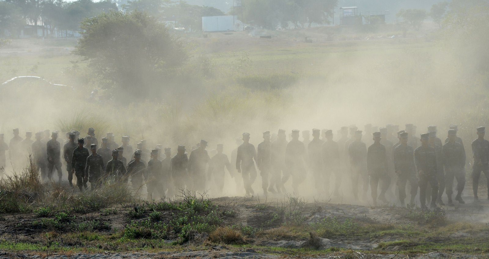 El personal de la Armada de Filipinas marchan por delante de un ejercicio de desembarco anfibio en una playa de San Antonio, en la provincia de Zambales..