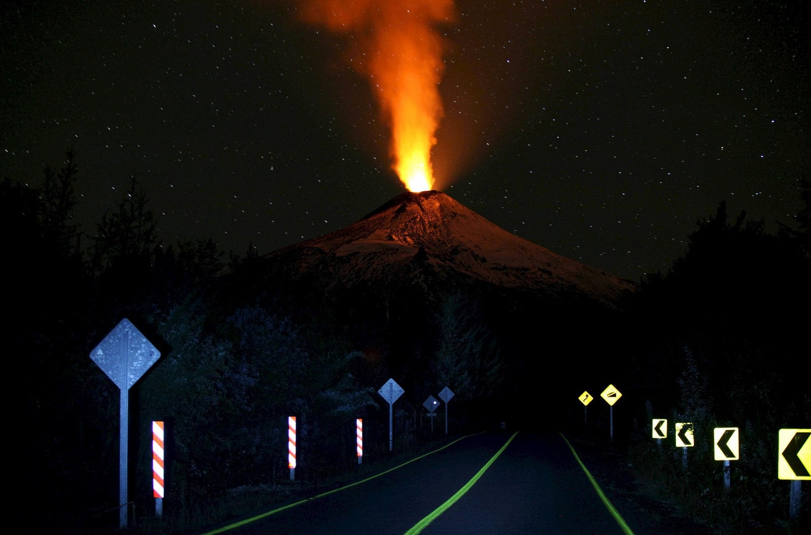 El humo y lava del volcán Villarrica, como se ve desde la ciudad de Pucón, en el sur de Santiago.