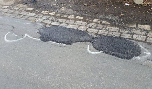 Un artista anónimo pinta penes en los baches para que sean arreglados y lo consigue