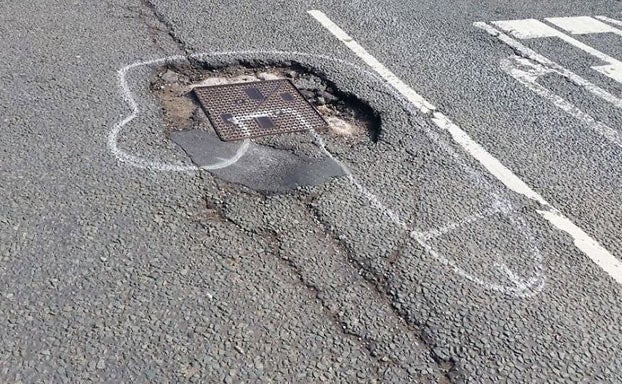Un artista anónimo pinta penes en los baches para que sean arreglados y lo consigue