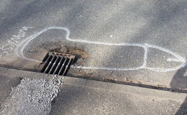 Un artista anónimo pinta penes en los baches para que sean arreglados y lo consigue