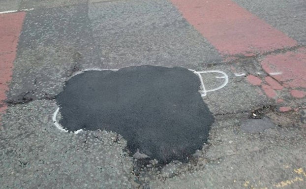 Un artista anónimo pinta penes en los baches para que sean arreglados y lo consigue