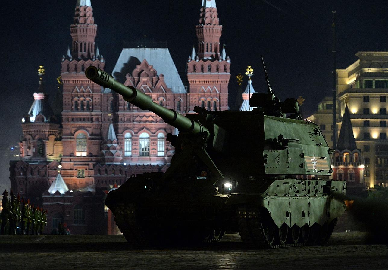 Plaza Roja de Moscú durante el entrenamiento nocturno desfile militar del día de la victoria.