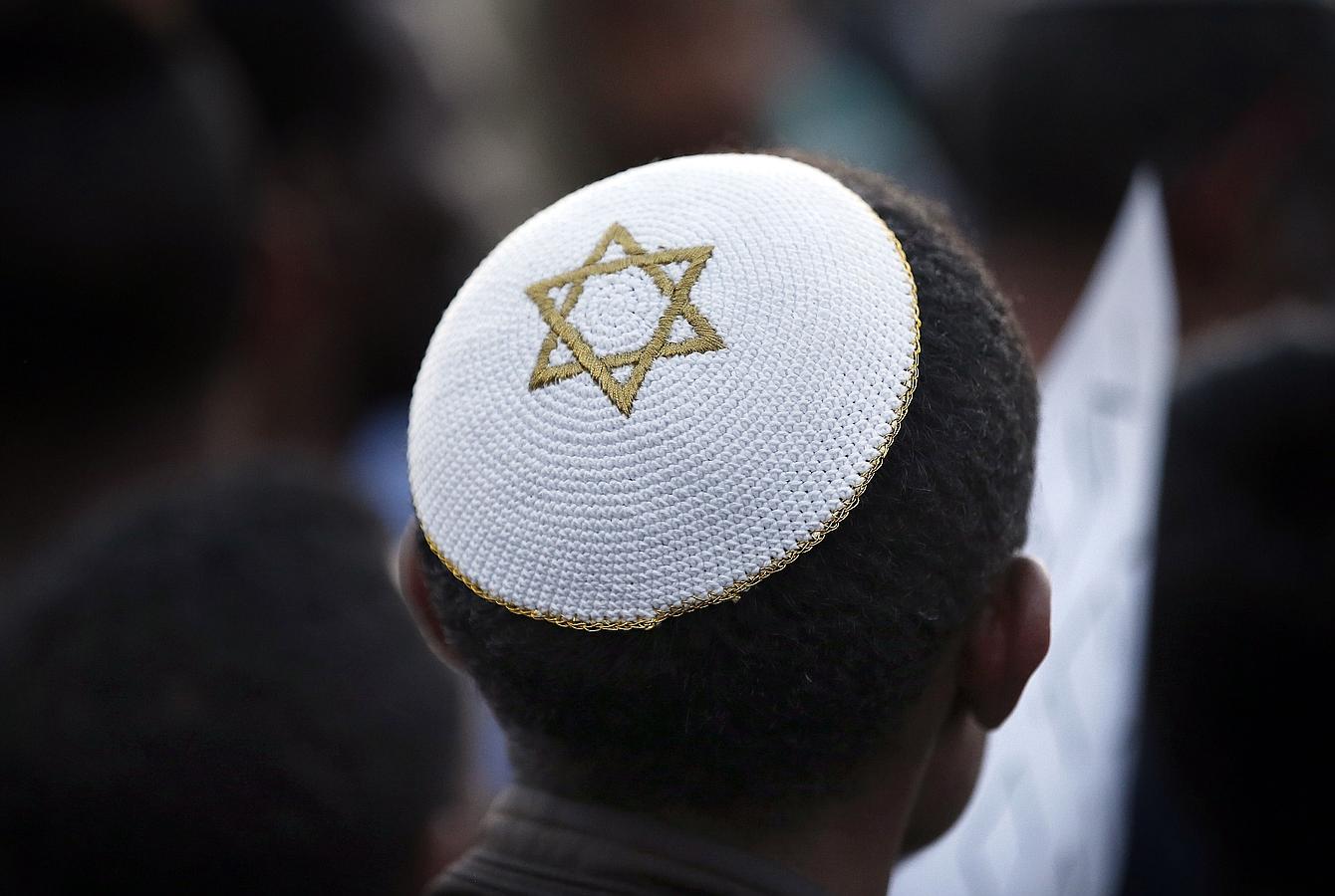 Un manifestante israelí etíope lleva una kipá, durante una manifestación en una calle de la ciudad israelí de Kiryat Gat.