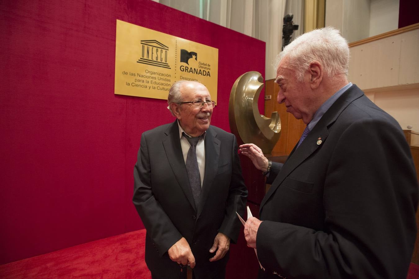 Guillén reivindica el &quot;tono elegíaco&quot; de la poesía, que se alimenta del &quot;tiempo&quot;