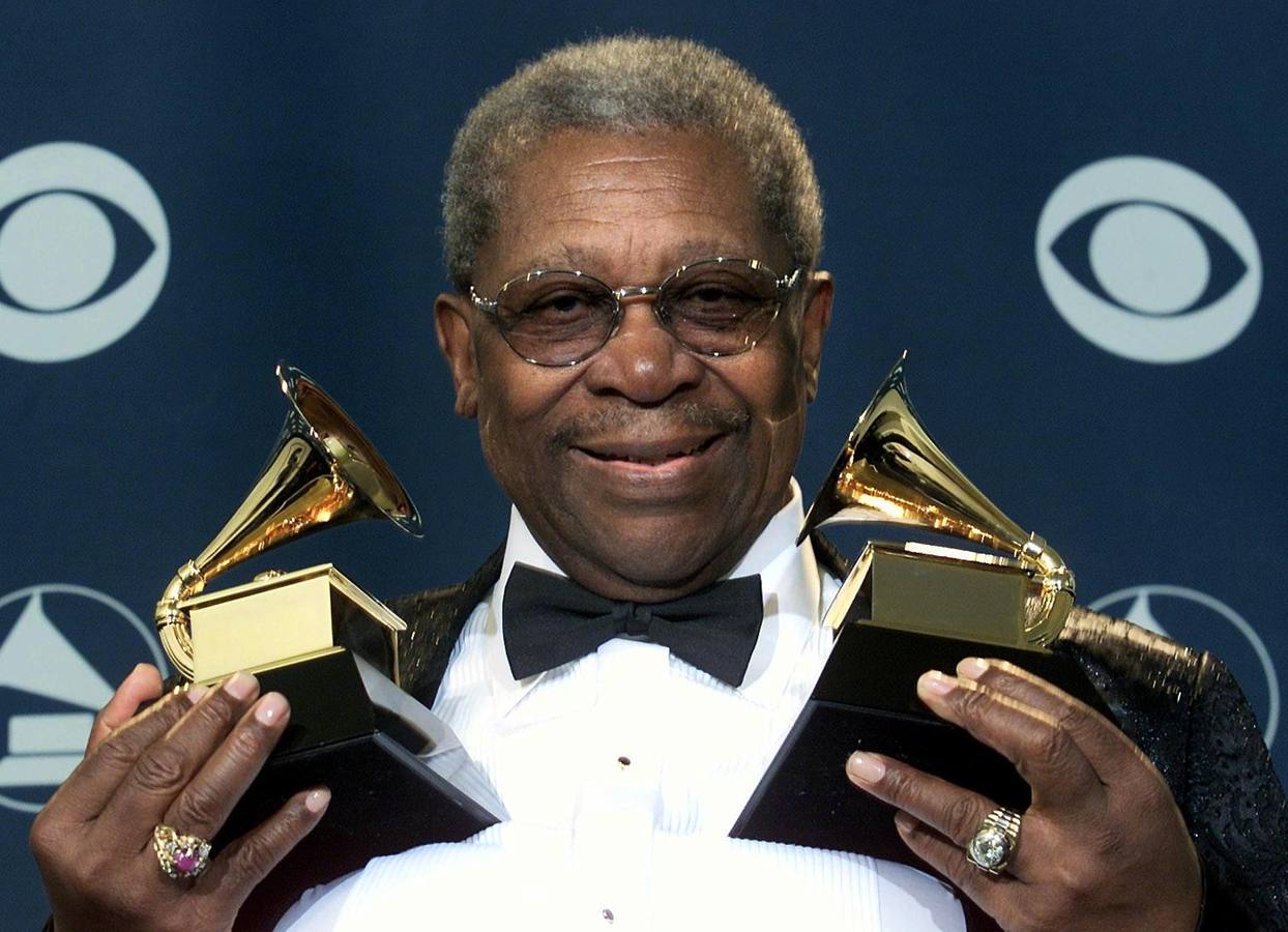 B. B. King muestra dos de sus grammys en 2001.