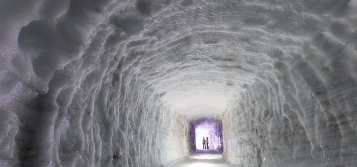 Islandia enseña la cueva de hielo artificial más grande del mundo