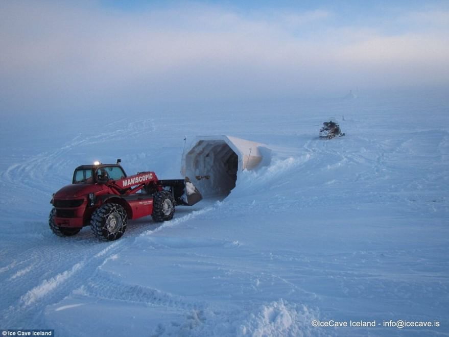 Islandia enseña la cueva de hielo artificial más grande del mundo