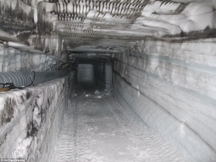 Islandia enseña la cueva de hielo artificial más grande del mundo